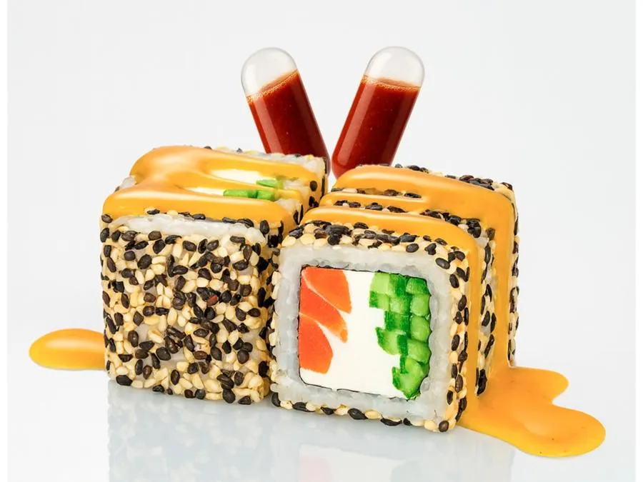 Ролл с Лососем в Кунжуте с соусом Том-ям