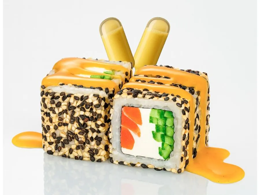 Ролл с Лососем в Кунжуте с соусом Манго-Маракуйя