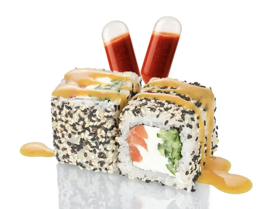 Ролл с Лососем в Кунжуте и соусом Том-ям