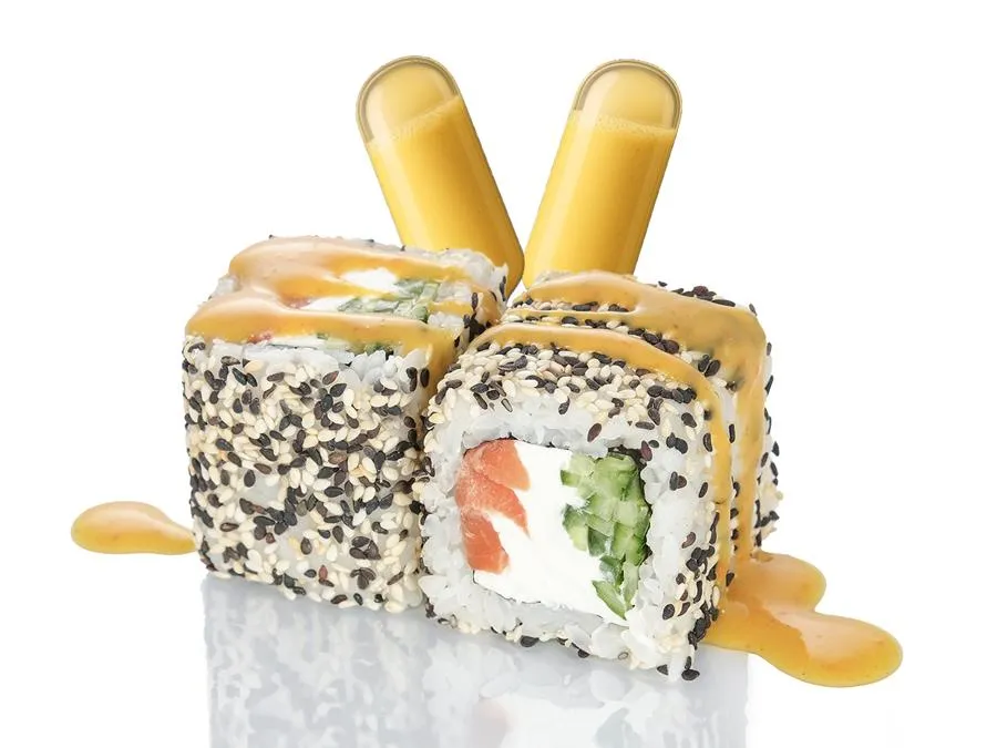 Ролл с Лососем в Кунжуте и соусом Манго-Маракуйя