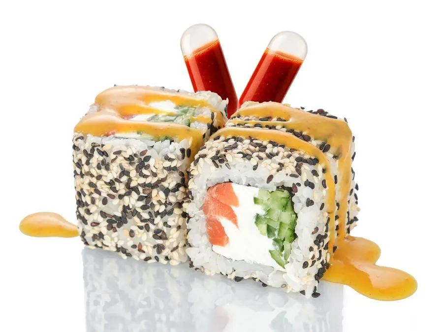 Ролл с Лососем в Кунжуте и соусом Том-ям