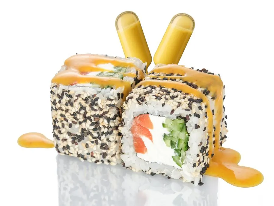 Ролл с Лососем в Кунжуте и соусом Манго-Маракуйя