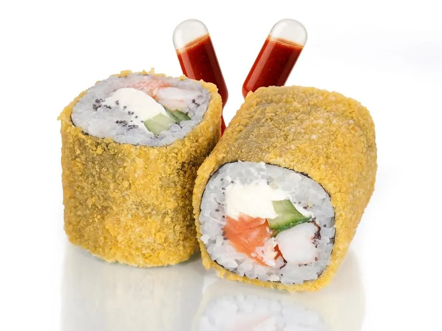 Жареный с Лососем и Креветкой и соусом Том-Ям