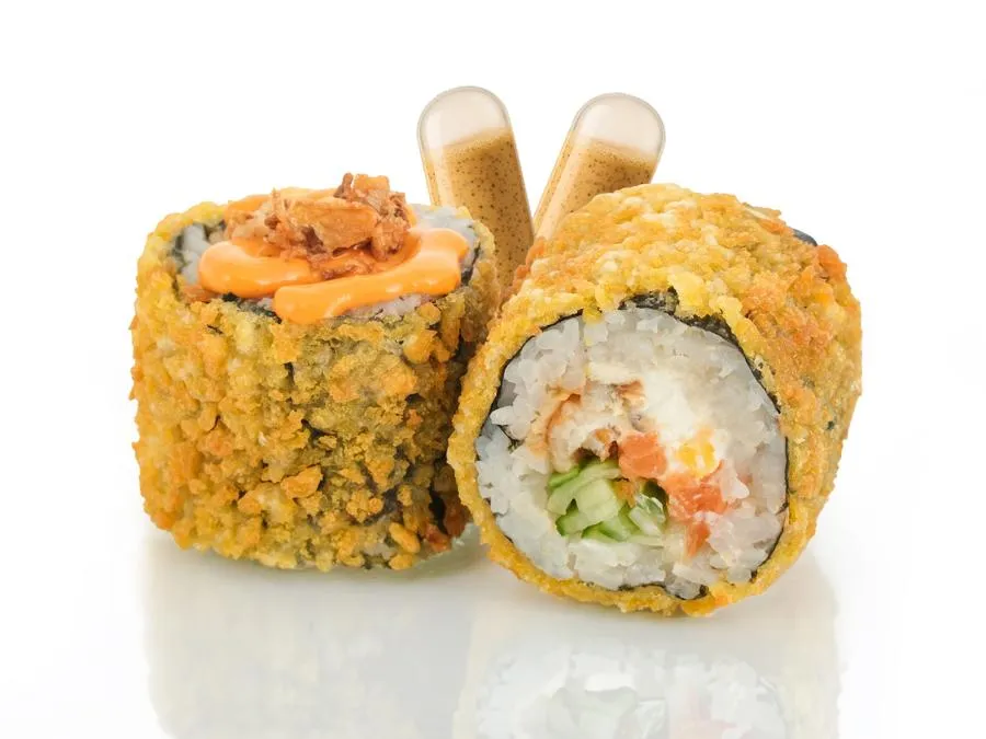 Жареный с Лососем и Угрем и Кунжутным соусом