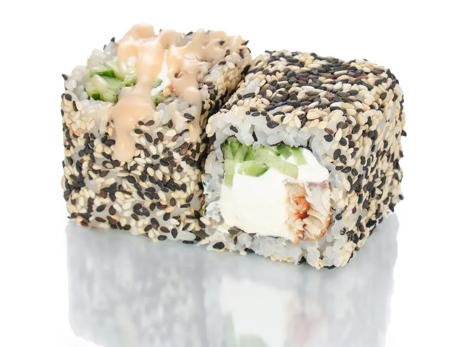 Ролл с Угрем в Кунжуте и Сырным соусом