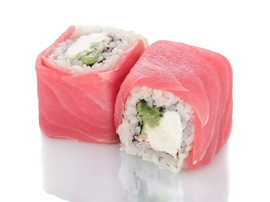 Ролл с Тунцом и Киви и соусом цитрусовым Юдзу