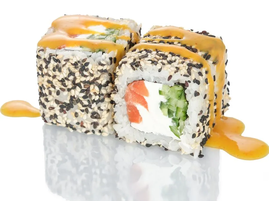 Ролл с Лососем в Кунжуте и соусом Манго-Маракуйя