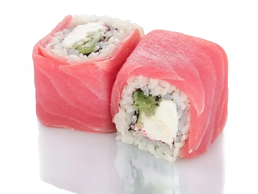 Ролл с Тунцом и Киви и соусом Манго-Чили