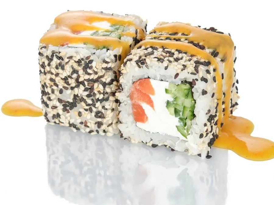 Ролл с Лососем в Кунжуте и соусом Том-ям