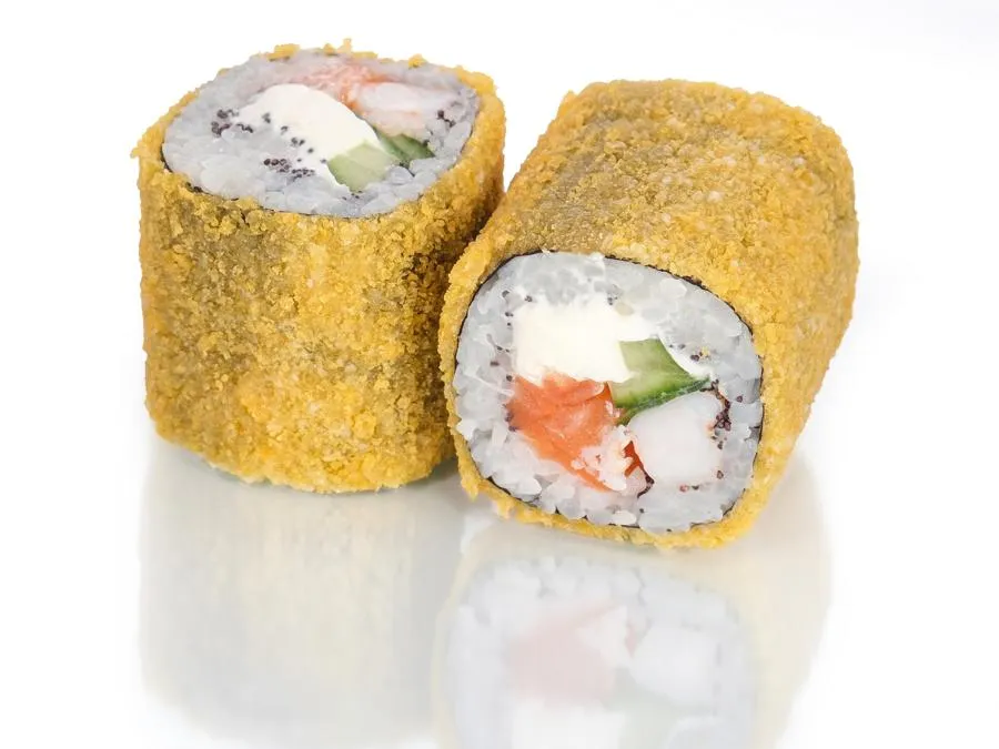 Жареный с Лососем и Креветкой и соусом Том-Ям